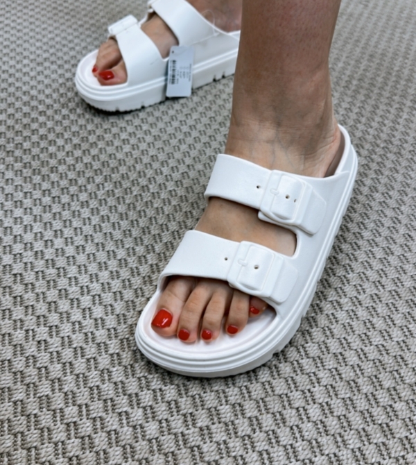 Sandalia goma hebilla blanca