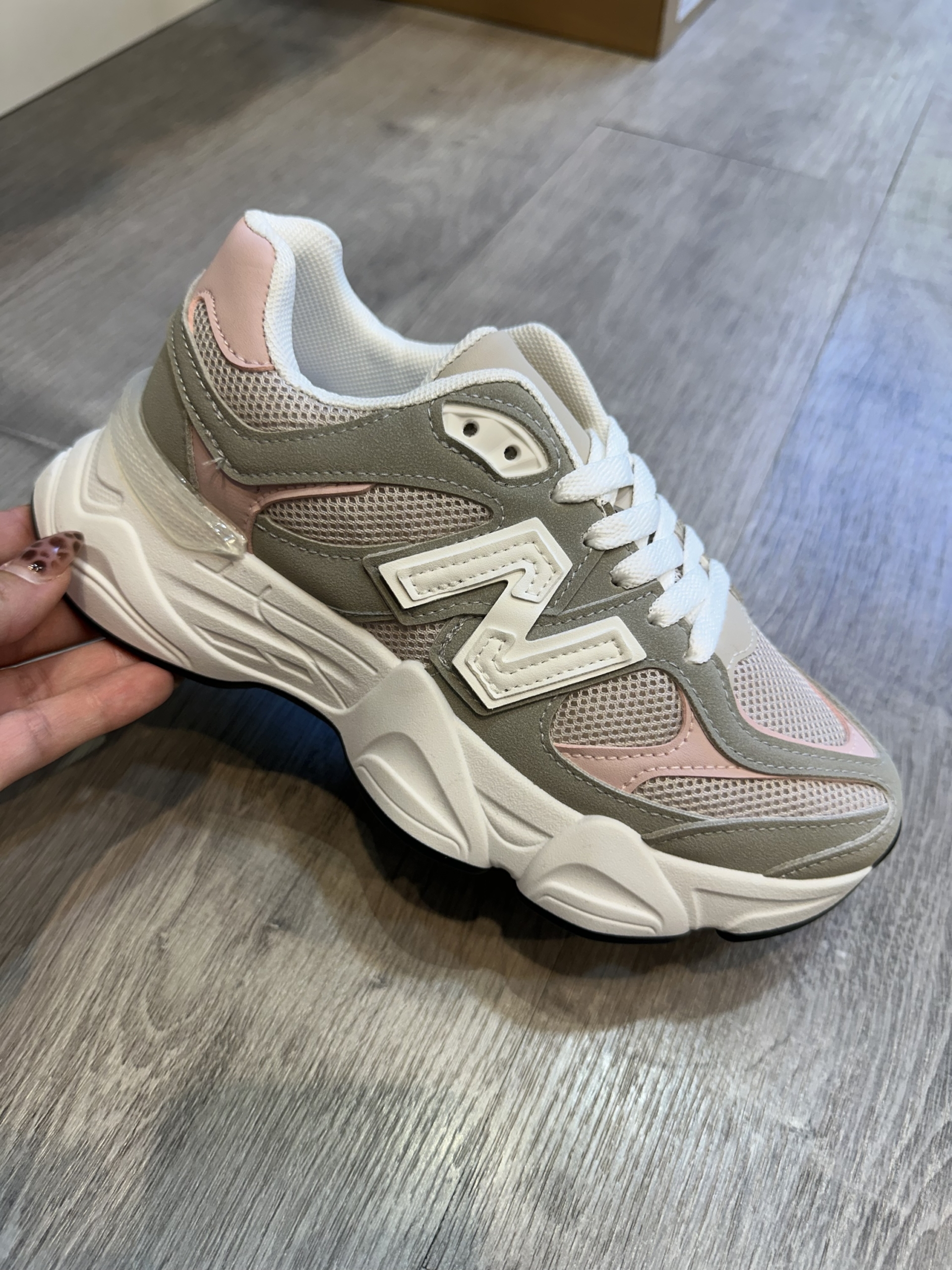 Zapatilla new 9060 gris con rosa