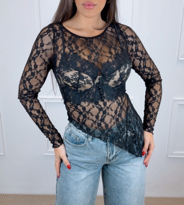 Camiseta encaje asimétrica